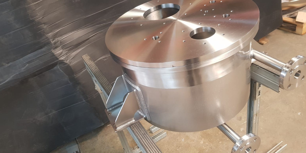 weiss-reaktor-bauteil Metallisches Reaktorbauteil mit bearbeiteter Deckplatte und Halterung