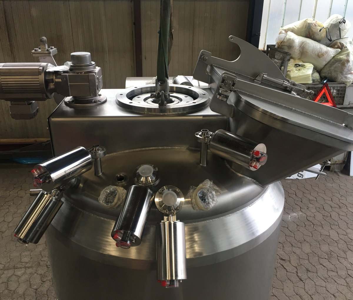 weiss-tri-clamp-anschlüsse-behälter Behälteroberseite mit Tri-Clamp-Anschlüssen, Armaturen und geöffneter Luke